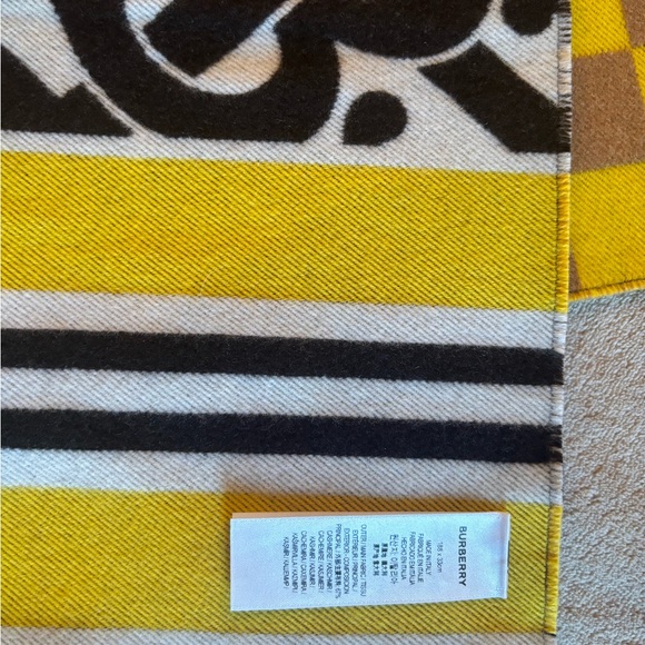 Authentic Burberry Cashmere Scarf/ Wrap. Made in Italy with tag - Picture 3 of 3